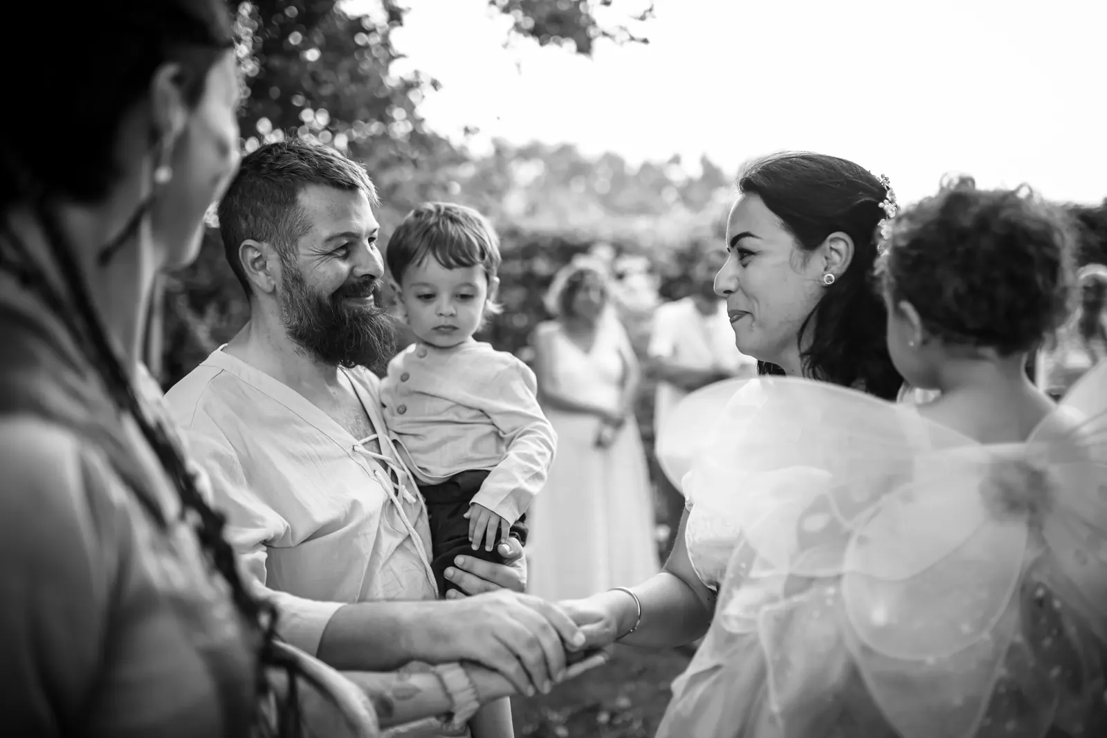 Les mariés, leur enfant dans les bras, au moment des vœux sur la pierre de serment