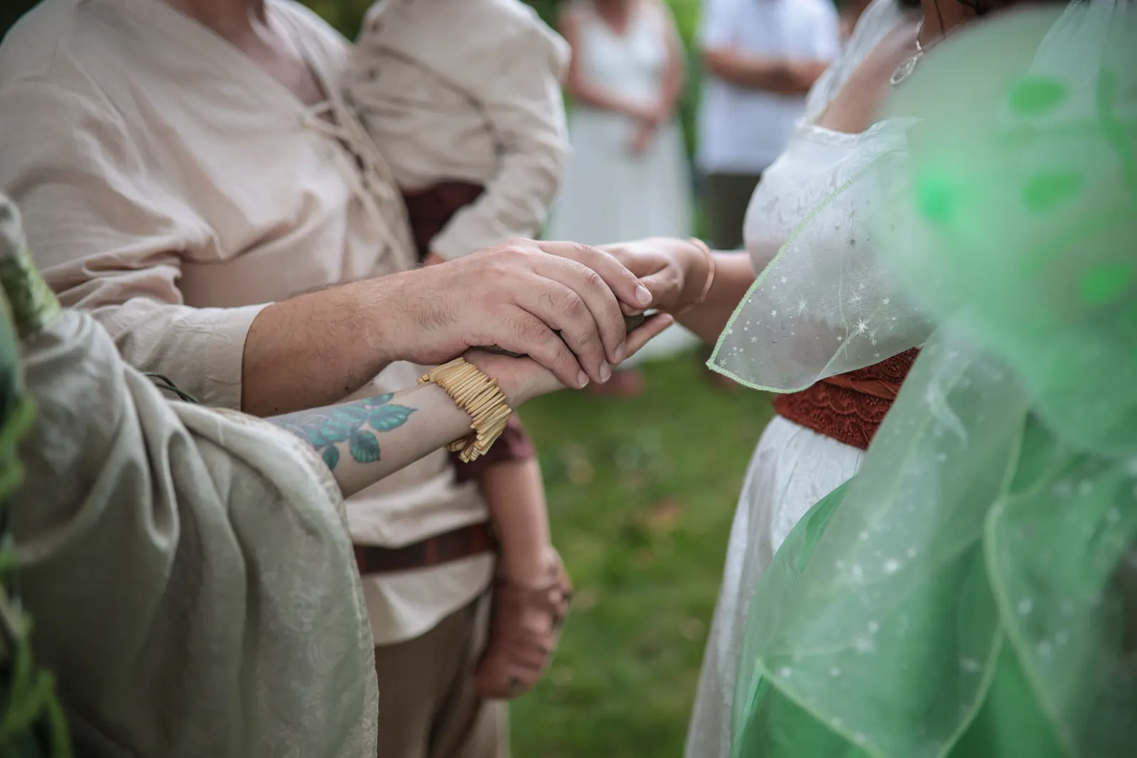 Les mains des mariés réunies au moment de la pierre de serment