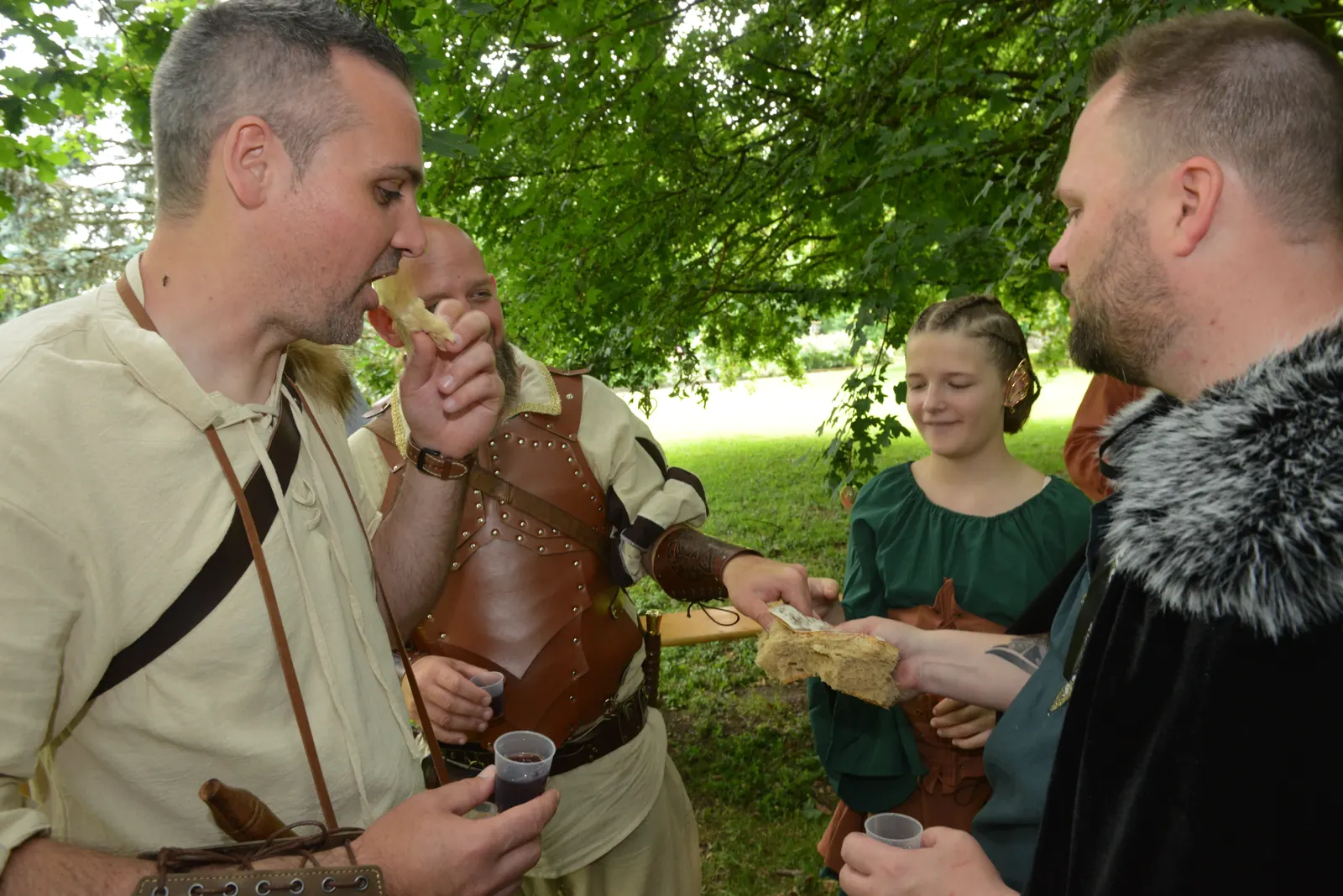 Les proches du marié boivent dans une corne lors du partage du clan