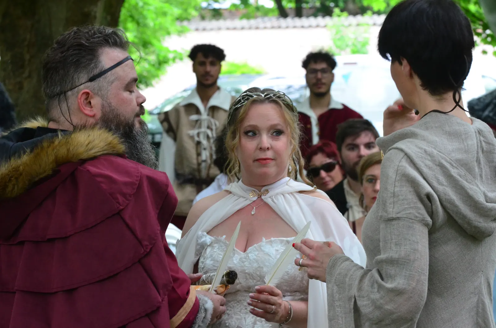Estella aux côtés des mariés en tenue médiévale
