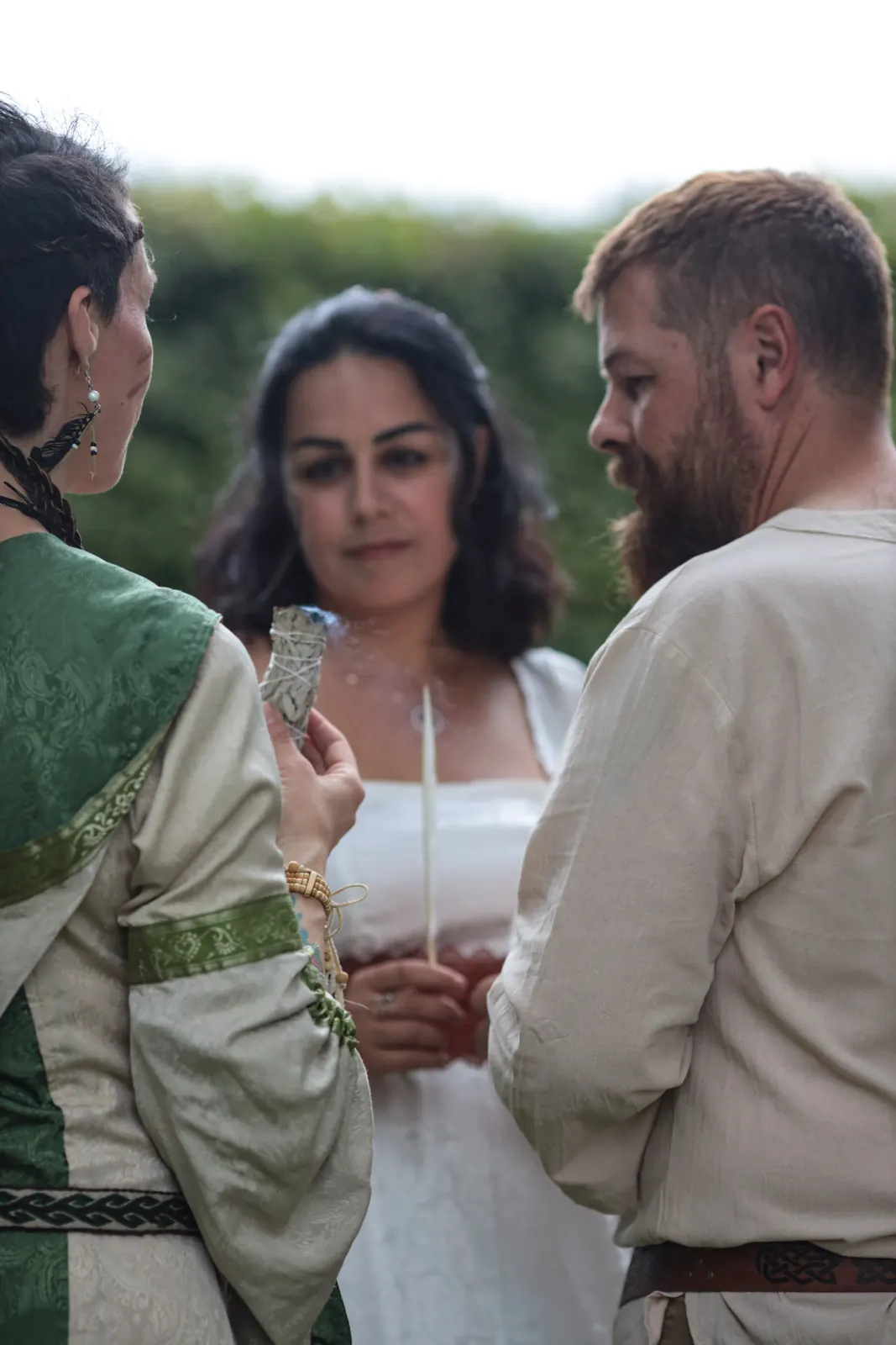 Les mariés et l'officiante au moment de former le cercle