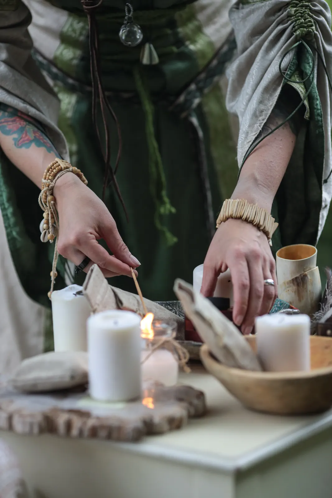 Bougies, coquillage et éléments naturels réunis sur l'autel d'une cérémonie druidique