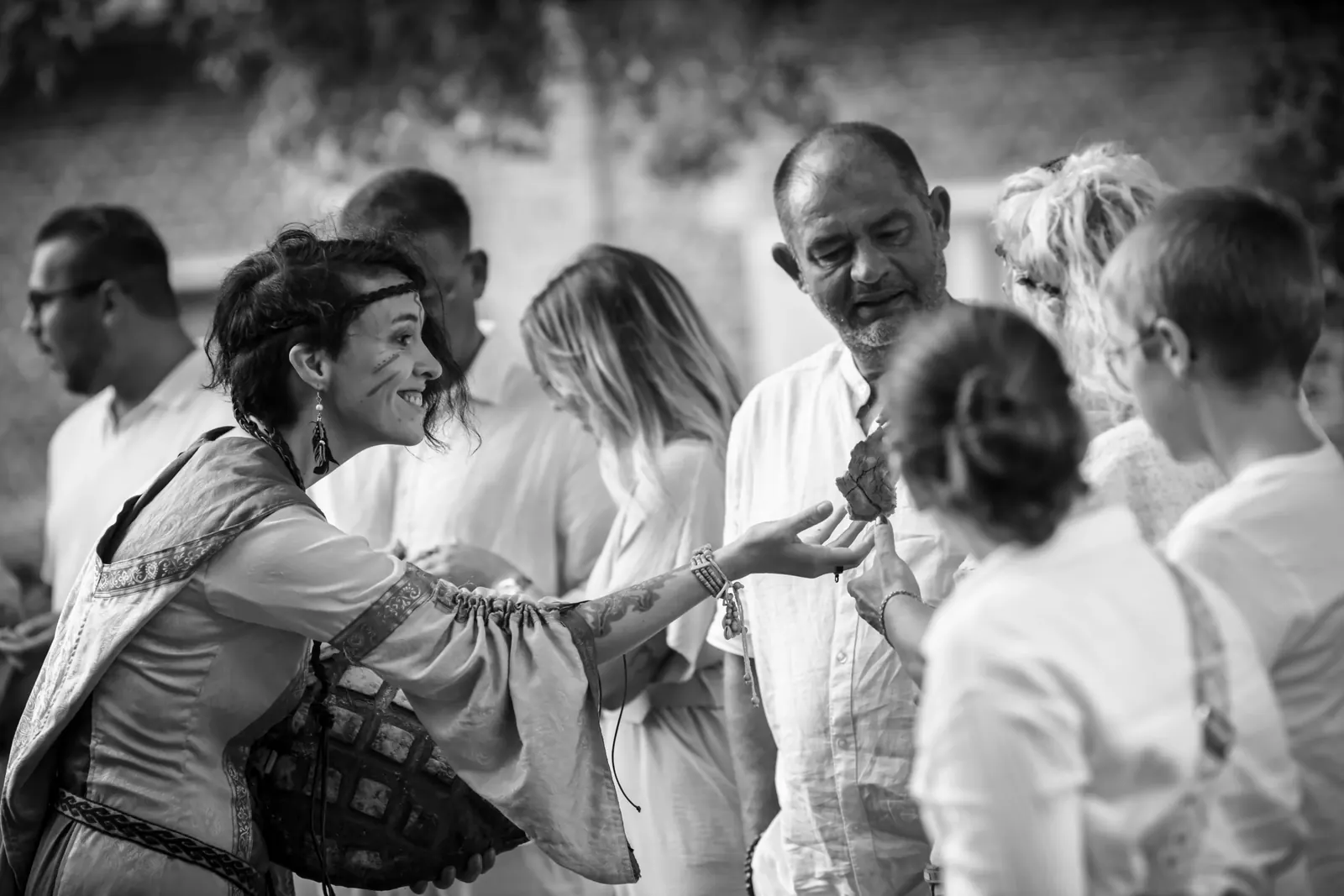 L'officiante partage un moment de la cérémonie avec les proches des mariés