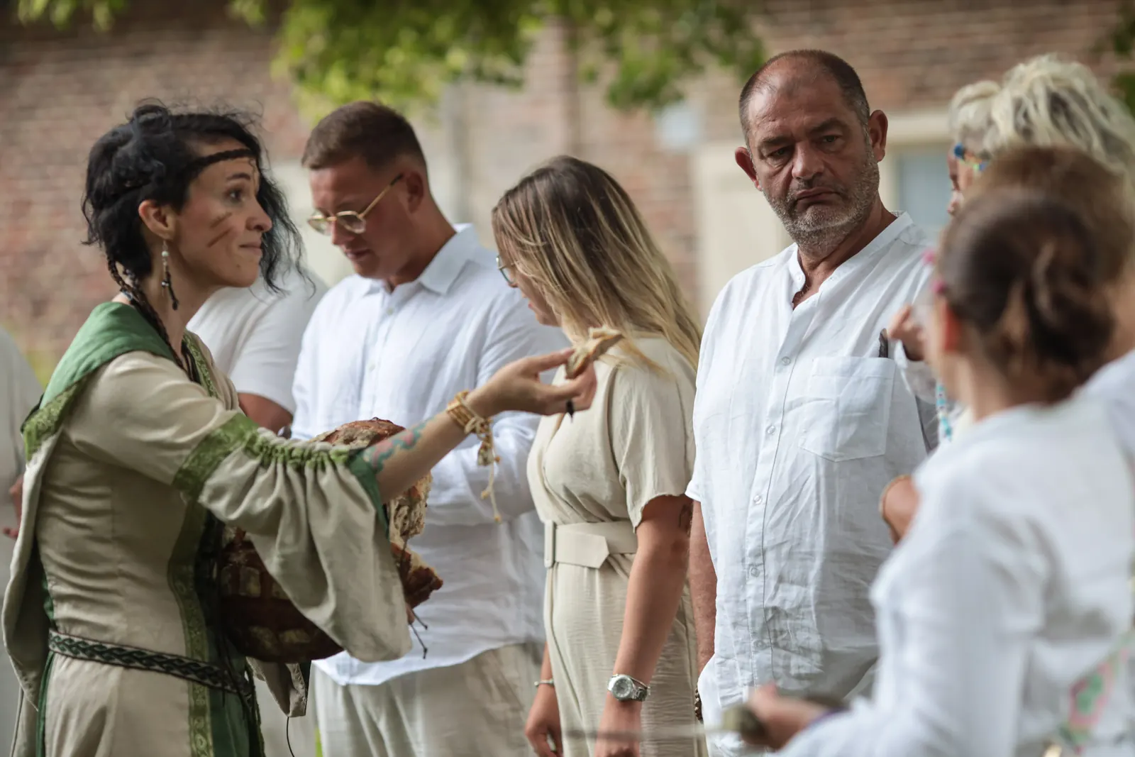 L'officiante partage un moment du rituel avec les proches des mariés