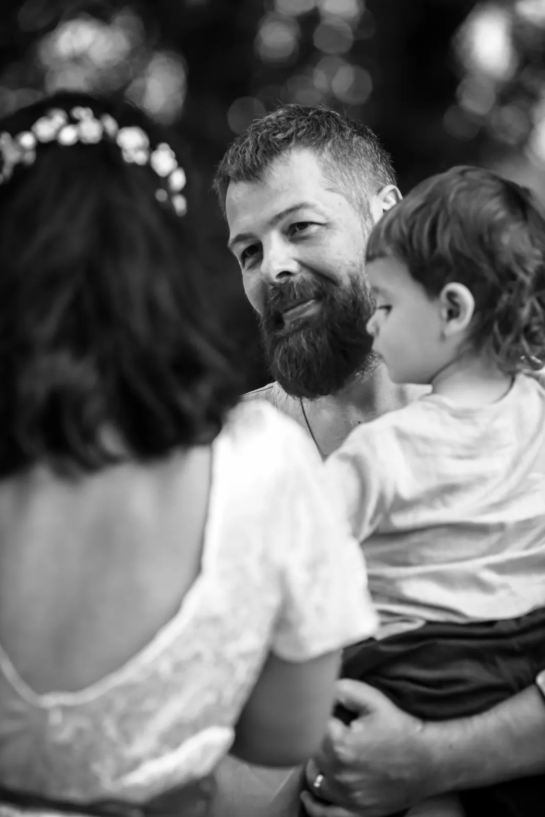 Le marié porte son enfant pendant la cérémonie