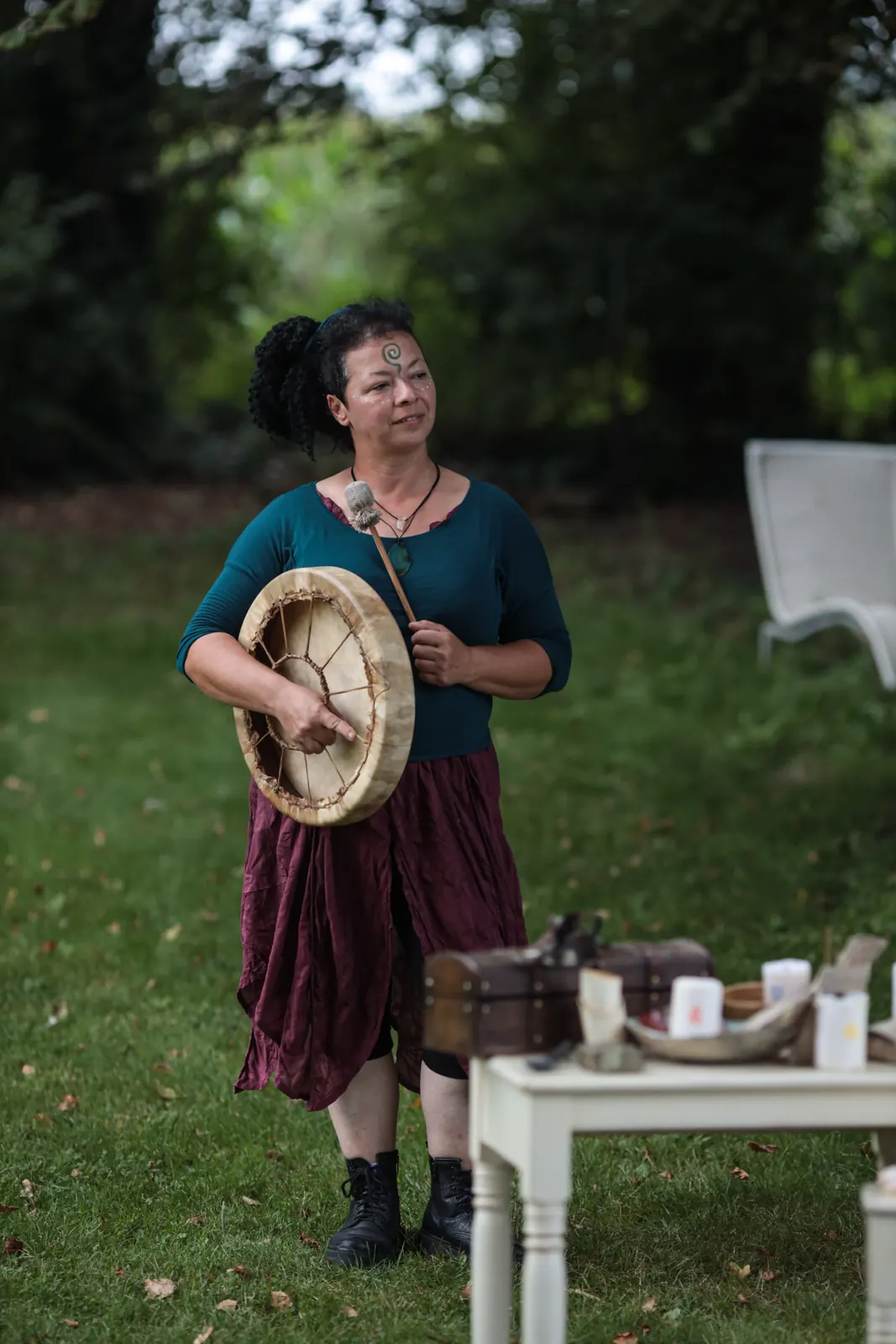 Joueuse de tambour en tenue médiévale lors d'une cérémonie symbolique en plein air