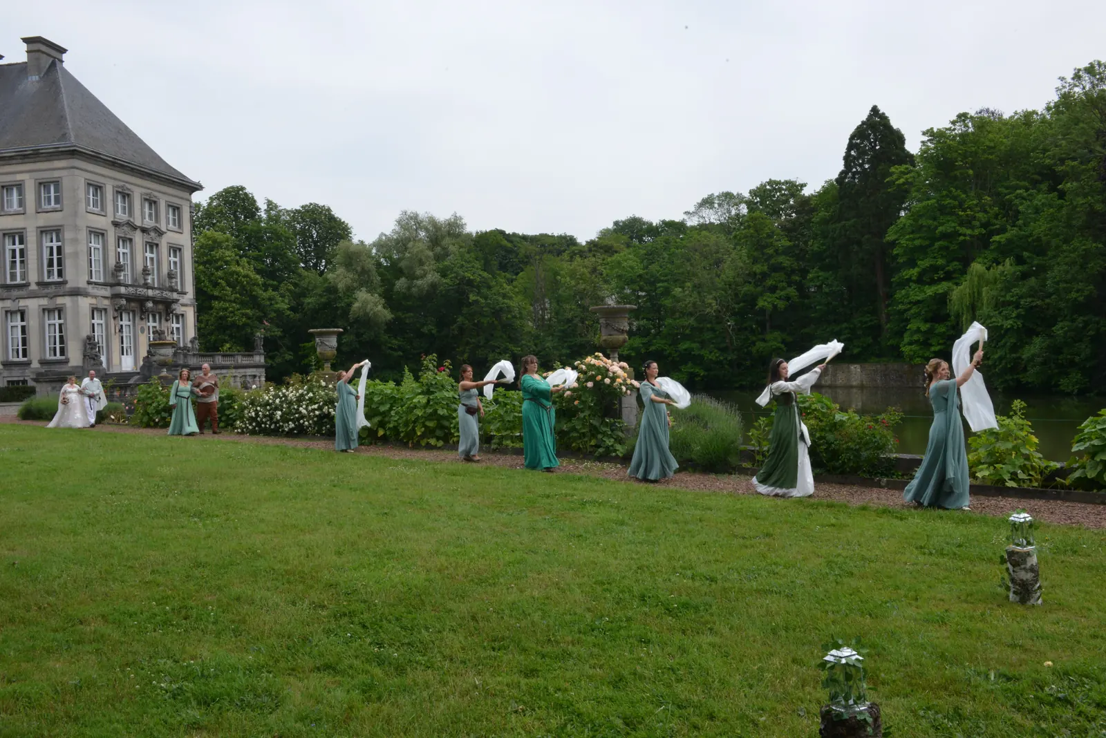 La mariée et les femmes voilées arrivent devant le château