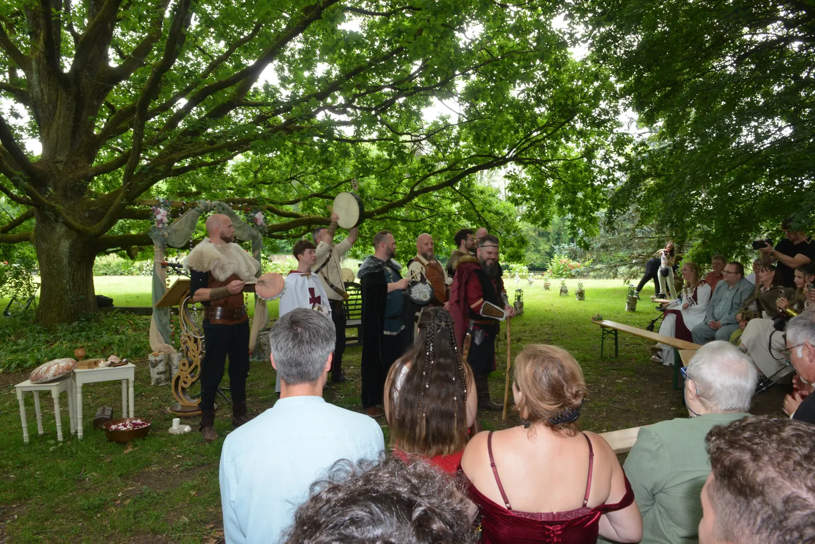 Le marié accueilli par son clan et les invités sous les arbres