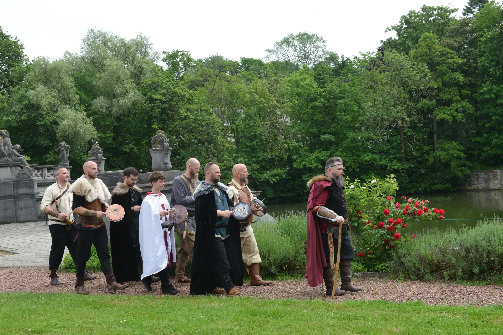 Le marié et son clan en tenues médiévales devant le château