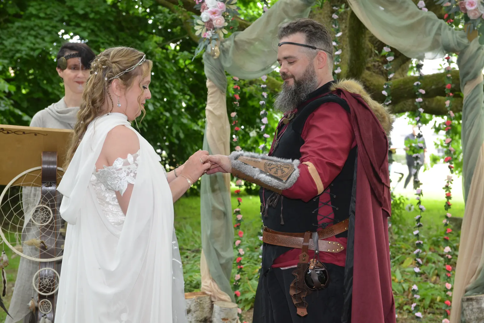 La mariée passe l'alliance au doigt du marié