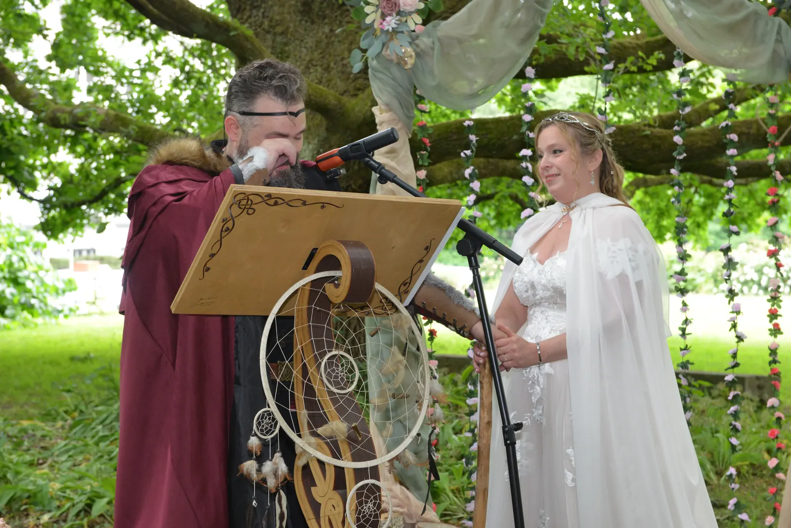 Le marié prend la parole au pupitre face à la mariée