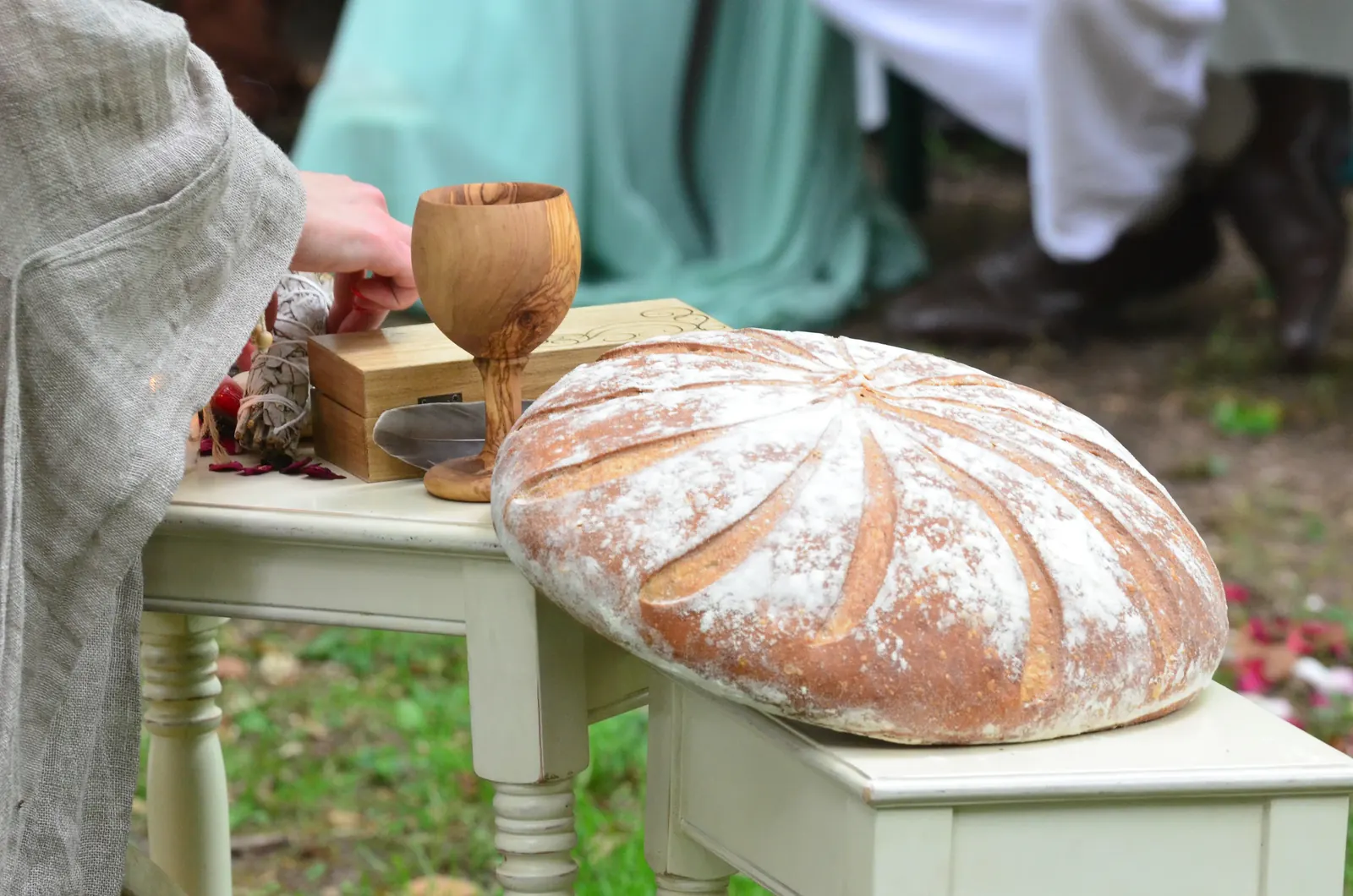 Pain rond et coupe en bois préparés pour le partage avec le clan