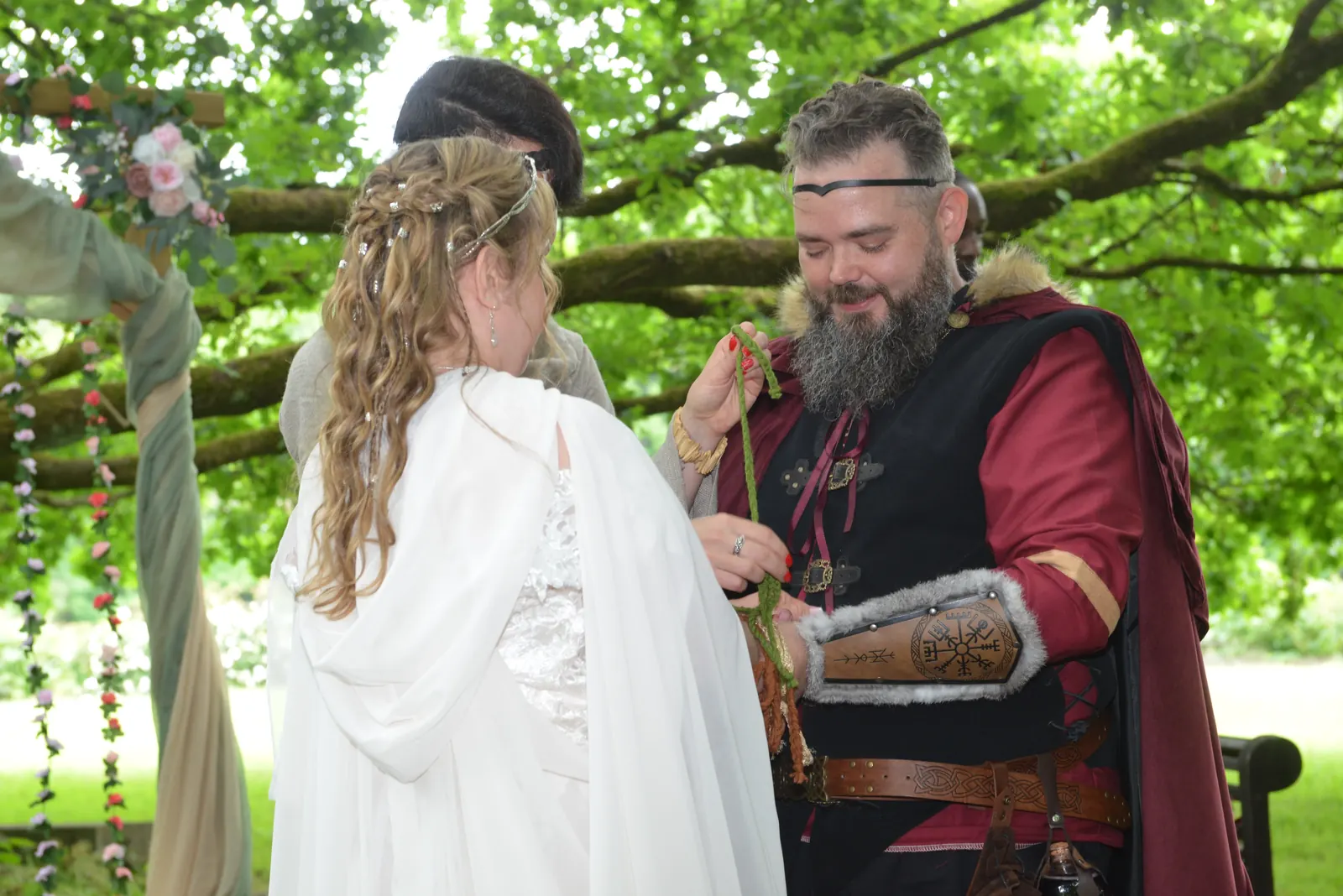 Rubans noués autour des mains des mariés lors d'une cérémonie viking