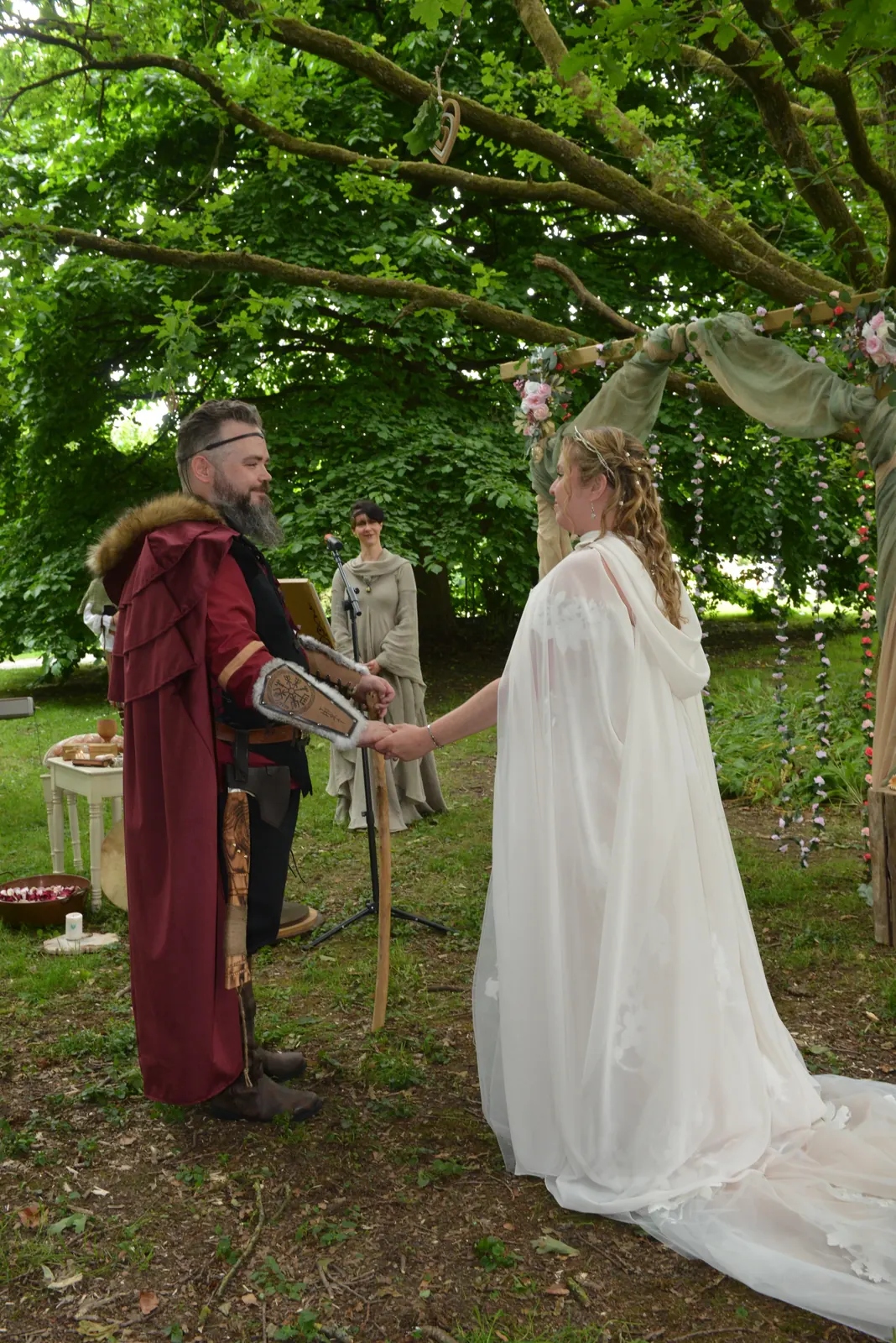 Les mariés en tenue d'inspiration nordique au cœur d'une cérémonie viking