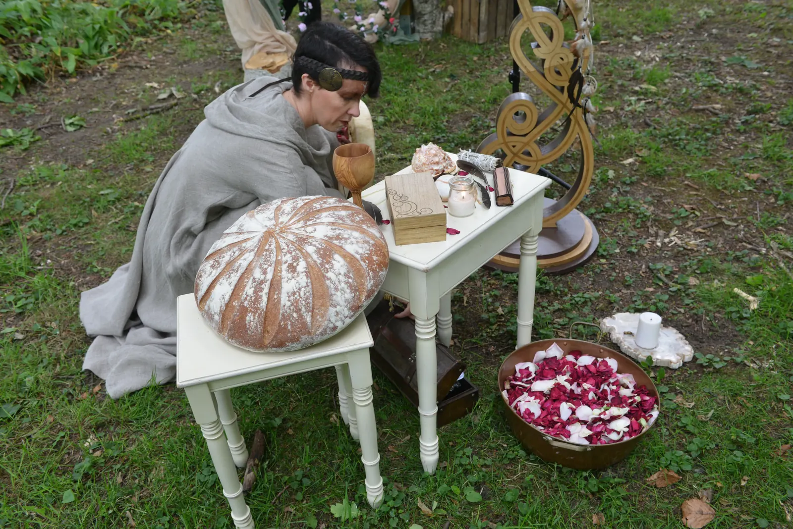 Estella, officiante, prépare le pain et la coupe du partage lors d'une cérémonie viking