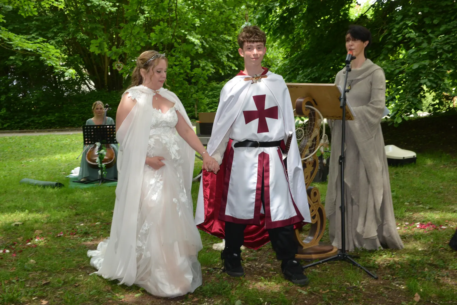 La mariée tient la main de son fils devant l'officiante